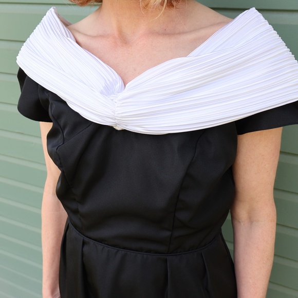 Vintage black formal dress with white shoulder details, size medium - Picture 4 of 4